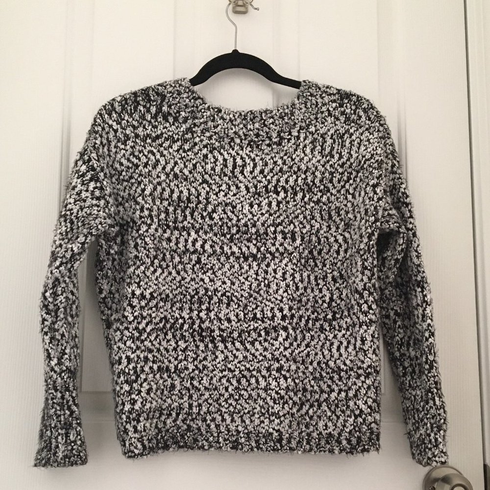 YES LOLA. Black & White cozy v-neck sweater.